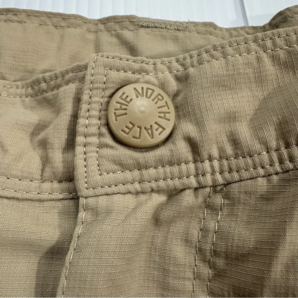 J78. The North Face Men's Khaki Cargo Pants (M Short)